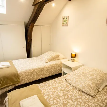 A L'ombre Du Pin - Large T4 Duplex Near Disneyland And Paris, 1-7 Guests